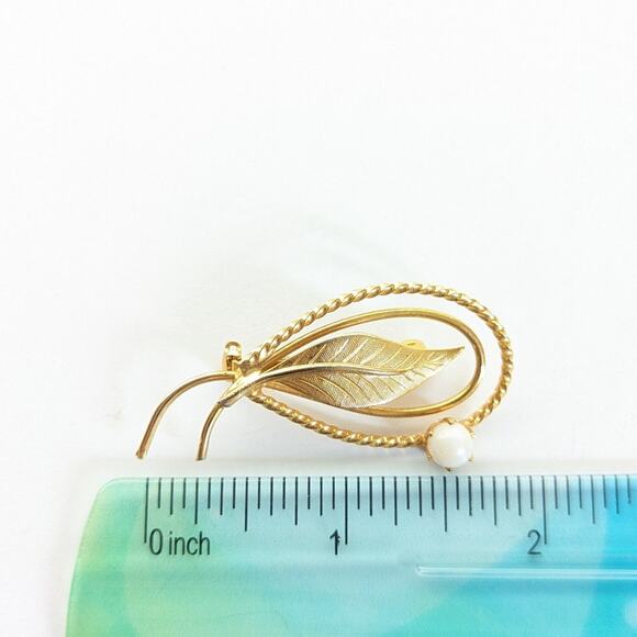 Vintage Gold Tone Faux Pearl Rope Trim Wire Leaf Floral Classic Brooch - Picture 3 of 3